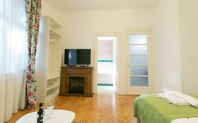Bright Studio In The Heart Of The City With Netflix